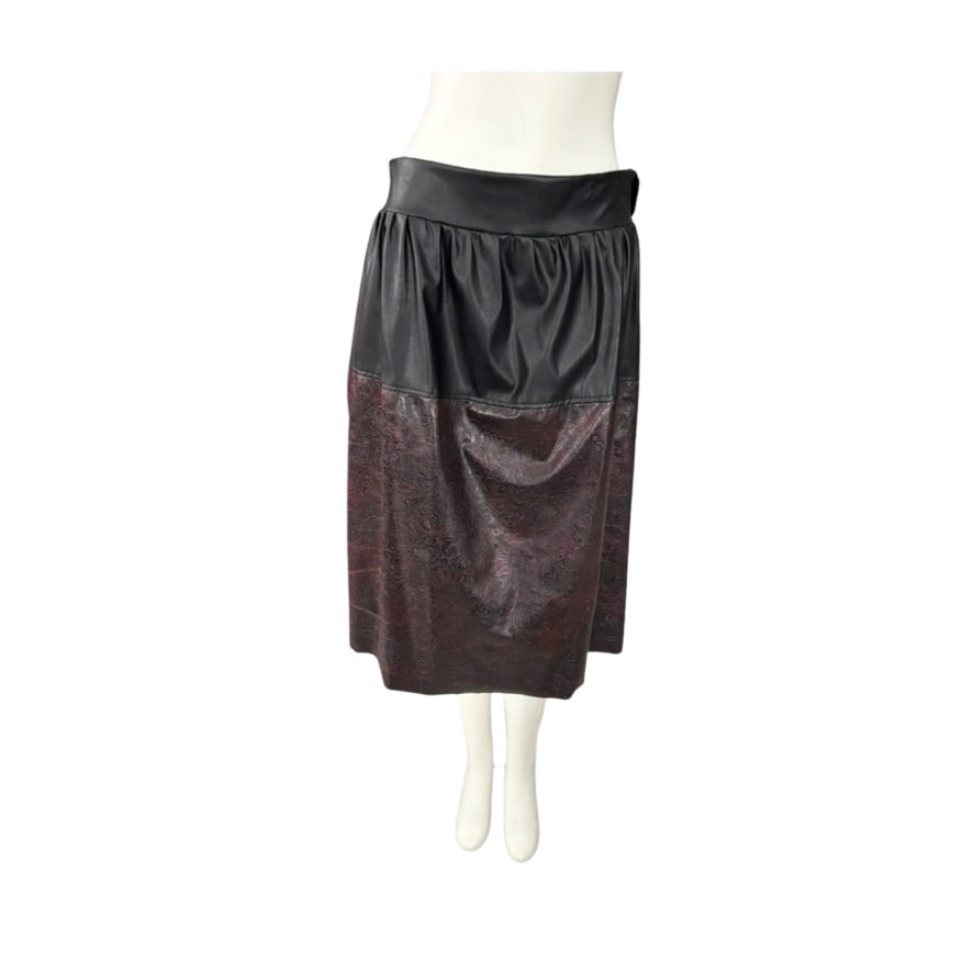 Skirt with two-tone design on a mannequin against a white background