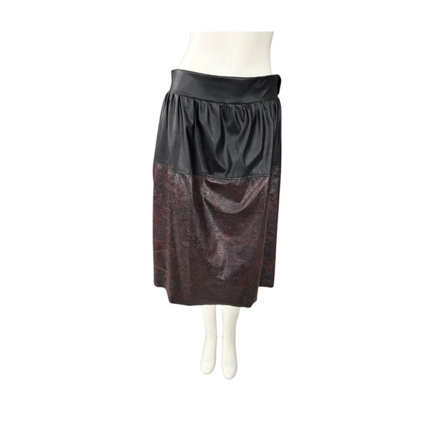 Skirt with two-tone design on a mannequin against a white background