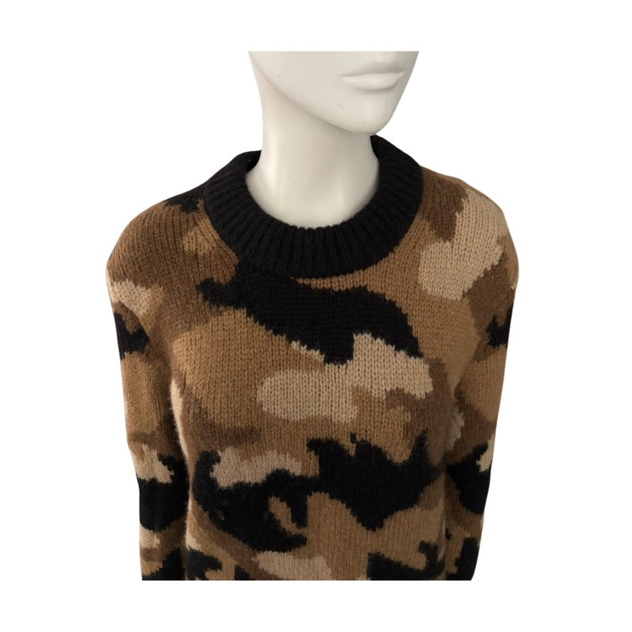 Camouflage-patterned sweater on a mannequin against a white background