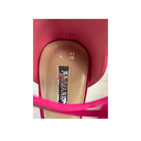 Close-up of a pink shoe with 'Bianca' brand name on the insole.