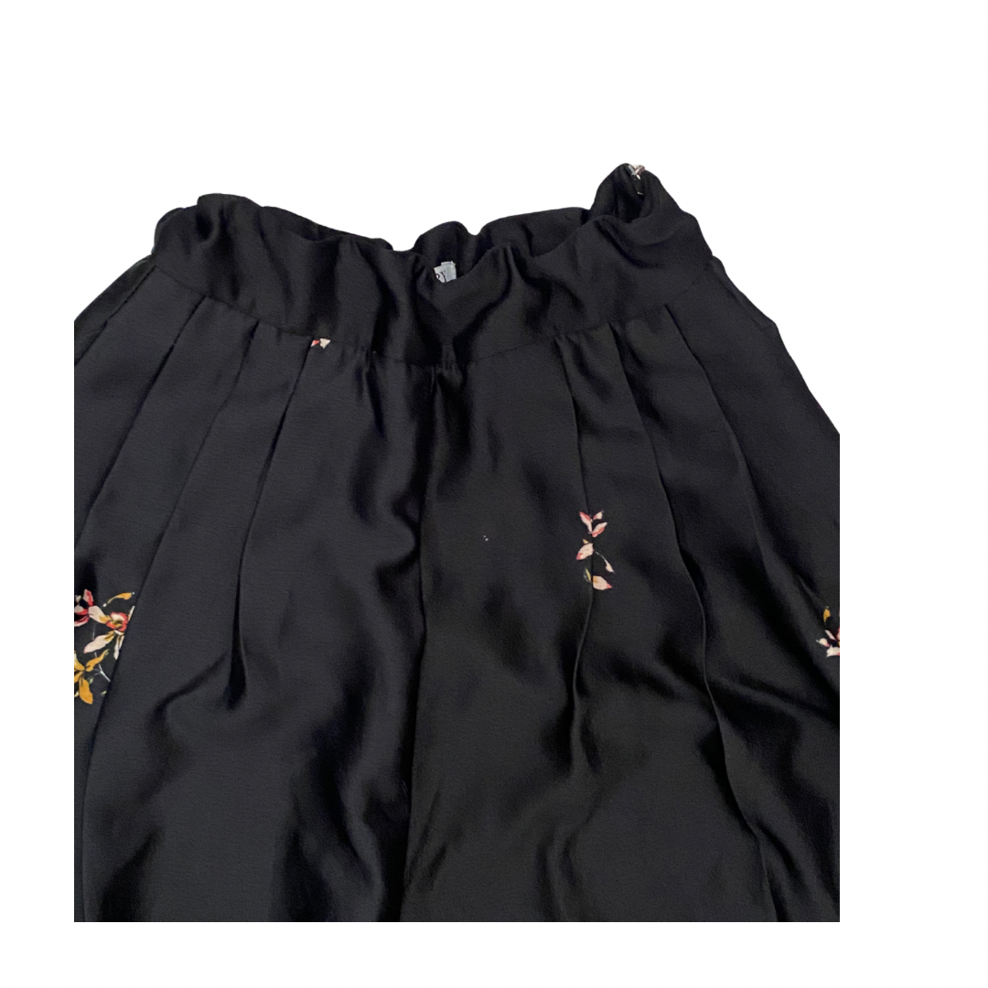Trouser waist black with floral print on white background