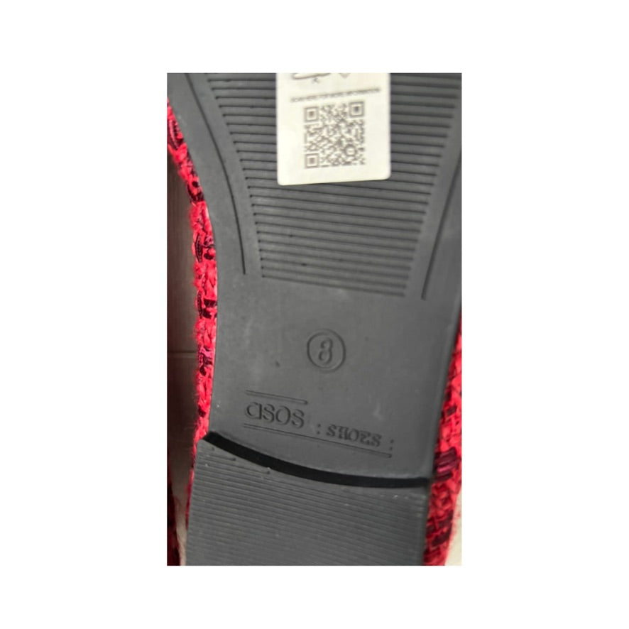 Close-up of a shoe sole with 'OSOS' branding and a QR code on a white background