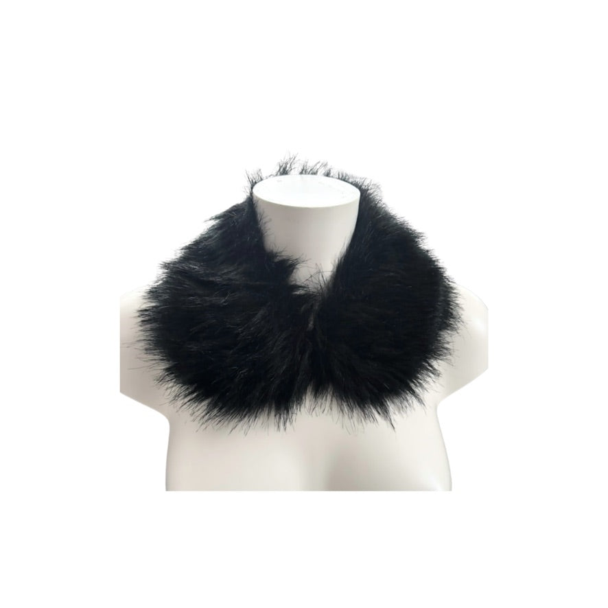 Dark green fur collar on a mannequin with a white background