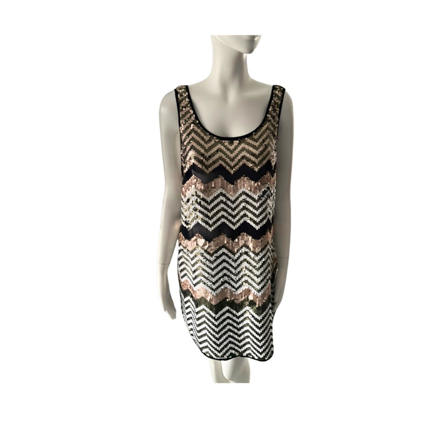 Mannequin wearing a sleeveless dress with a black and white zigzag pattern on a white background
